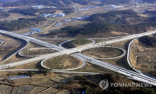 확장개통을 하루 앞둔 21일 오후 광주~대구고속도로(옛 88고속도로)가 시원스럽게 뻗어있다. 사진은 전북 남원시 대강면 인근 4차로로 확장 완공된 고속도로의 모습. <전남소방항공대 제공>
