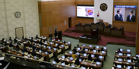 지난 11월 25일 서울 중구 서울시의회에서 열린 서울시의회 제264회 정례회에서 의장이 개회사를 하고 있다.