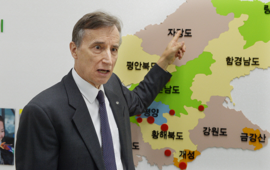 지난 4일 경기 안양 유진벨재단 사무실에서 스티븐 린튼 회장이 북한 지도를 가리키면서 유진벨재단이 활동하고 있는 지역을 설명하고 있다. 2007년부터 북한의 다제내성결핵환자 치료에 주력하고 있는 린튼 회장은 “북한의 악성 슈퍼결핵을 방치하면 5∼6년 내 한반도 전역을 위협하게 될 것”이라며 “통일운동은 북한 결핵 퇴치에서부터 시작돼야 한다”고 말했다. 김낙중 기자 sanjoong@