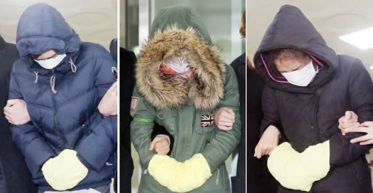 11세 A 양을 2년 이상 집에 감금한 채 상습 폭행을 하는 등 장기간 학대한 혐의로 구속된 아버지 B(32) 씨와 동거녀 C(35) 씨, C 씨 친구인 D(여·36) 씨가 24일 오전 인천 남동구 남동경찰서에서 인천지방검찰청으로 송치되고 있다.