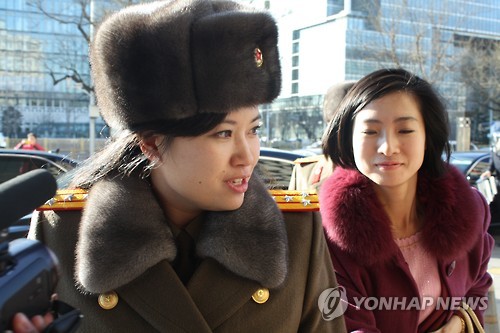 모란봉악단 단장인 현송월 대좌(대령, 왼쪽)