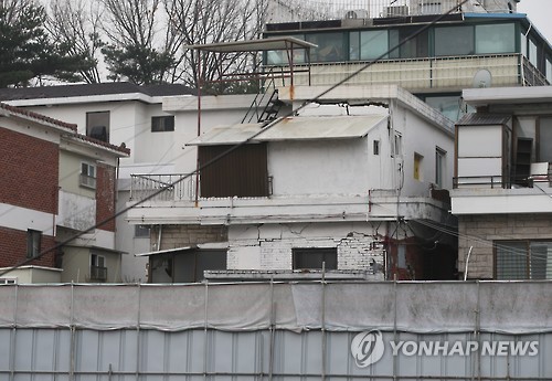 사진은 공사현장 주변 금이 간 주택의 모습.
