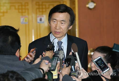 위안부 문제 해결 등을 위한 한일외교장관회담을 앞둔 윤병세 외교장관이 27일 서울 종로구 도렴동 외교부에서 취재진의 질문에 답하고 있다.