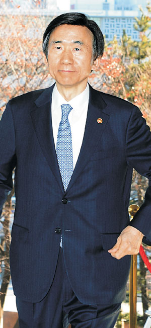 윤병세 외교부 장관이 28일 오전 외교부 청사로 출근하고 있다. 윤 장관은 이날 청사에서 기시다 후미오 일본 외무상과 한·일 외교장관 회담을 갖고 일본군 위안부 문제를 논의한다.