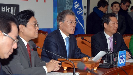 28일 오전 국회에서 열린 새정치민주연합 최고위원회의에서 문재인(오른쪽 두 번째) 대표가 모두발언을 하고 있다.