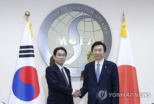 (서울=연합뉴스) 윤병세 외교장관(오른쪽)과 일본 기시다 후미오 외무상이 28일 서울 종로구 도렴동 외교부에서 열린 일본군 위안부 문제 해결을 위한 한일 외교장관 회담에서 악수하고 있다.