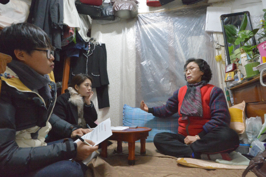 이달 초 동주민센터에 에너지 바우처(난방카드)를 신청해 혜택을 받고 있는 서울 서대문구 신촌 거주 성영숙(오른쪽) 할머니가 지난 28일 한전 모니터 요원들에게 전기요금 혜택에 대해 말하고 있다.   김낙중 기자 sanjoong@