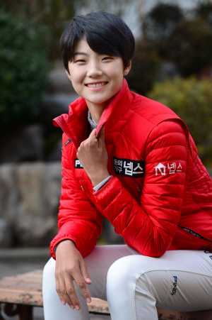 박성현이 지난 22일 서울 중구 정동3길 대한성공회 교회 벤치에서 인터뷰 도중 올해 성공 비결을 설명하면서 카메라를 향해 활짝 웃고 있다.  신창섭 기자 bluesky@