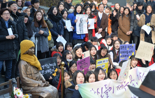 지난 23일 서울 종로구 주한일본대사관 앞에서 열린 제1210차 일본군 위안부 문제 해결을 위한 정기 수요집회 참가자들이 구호를 외치고 있다.   뉴시스