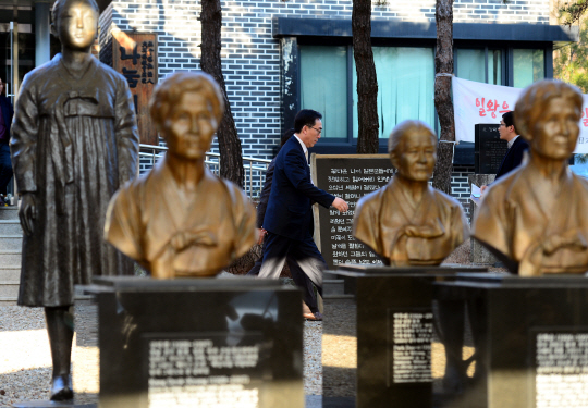 조태열 외교부 2차관이 29일 경기 광주시 나눔의 집을 방문해 일본군 위안부 피해 할머니들에게 한·일 위안부 문제 합의의 내용과 취지를 설명한 뒤 나눔의 집을 떠나고 있다.