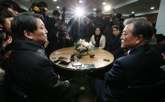 30일 오전 서울 도봉구 창동성당에서 열린 김근태 전 민주당 상임고문 4주기 추모미사에 앞서 문재인(오른쪽) 더불어민주당 대표와 안철수 무소속 의원이 접견실에 앉아 어색한 표정으로 바라보고 있다.