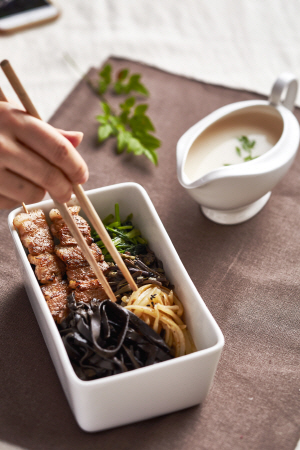 제주의 마을 제사 음식을 올려내는 ‘궤네기또 국수’.