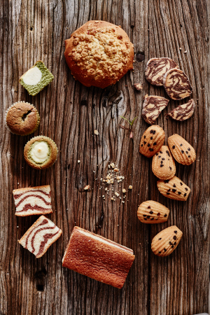 제주의 화산 지형을 형태로 구현해낸 과자와 빵.