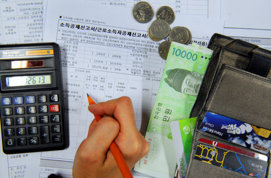 2015년 소득분에 대한 실제 부담 세액을 정산하는 연말정산이 도래했다. 근로소득자들은 달라진 세법에 따라 지출 내용을 살펴본 후 서류를 꼼꼼히 챙기면 더 유리한 세액공제 혜택을 받을 수 있다.  문화일보 자료사진