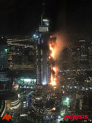 신년을 하루 앞둔 31일(현지시간) 오후 9시 30분께 아랍에미리트(UAE) 두바이에 위치한 어드레스 호텔에서 화재가 발생해 불길이 치솟고 있다. 두바이 언론 보도에 따르면, 화재로 인한 사망자는 없으며 14명이 경미한 수준의 부상을 입은 것으로 전해졌다.