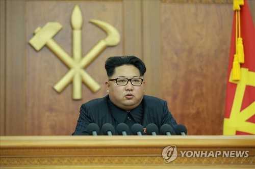 김정은 북한 국방위원회 제1위원장이 1일 새해를 맞아 육성으로 신년사를 발표했다고 노동신문이 보도했다. 조선중앙TV는 이날 낮 12시(한국 시간 낮 12시30분)부터 29분 동안 김 제1위원장의 신년사 발표를 중계했다. 김 제1위원장은 집권 2년차인 2013년부터 해마다 새해 첫날 육성으로 신년사를 발표하고 있다.