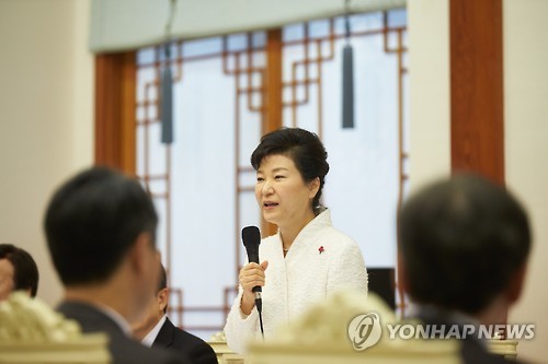 박근혜 대통령이 1일 오전 청와대에서 가진 신년 조찬에서 인사말을 하고 있다. 박 대통령은 이날 “더 이상 한반도에 긴장과 도발이 없도록 평화통일을 향해서 더욱 큰 발을 내딛는 한 해가 되도록 모두 노력해 달라”고 황교안 국무총리와 국무위원, 비서진 등 참석자들에게 당부했다.