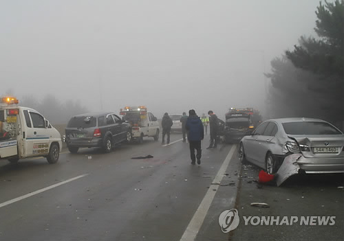(보령=연합뉴스) 3일 오전 8시 20분께 충남 보령시 천북면 서해안고속도로 상행선 광천IC 부근에서 차량 12대가 연쇄추돌했다. 보령소방서