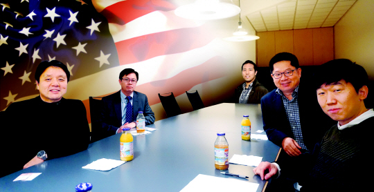 지난해 12월 11일 미국 워싱턴주 시애틀 총영사관에서 열린 좌담에서 오창호(왼쪽부터) 스타벅스 개발 부문 수석 엔지니어, 대니얼 신 인슬리베스트 법률회사 변호사, 정선민 보잉 선임 엔지니어, 임헌민 마이크로소프트 개발 이사, 구현서 아마존 소프트웨어 개발 엔지니어가 포즈를 취하고 있다. 이메일을 통해 좌담에 참여한 정 엔지니어의 사진은 합성했다.