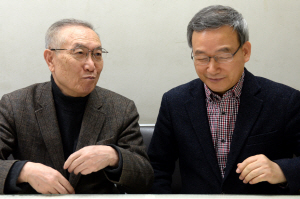 ‘2016 문화일보 신춘문예’ 시 본심에서 작품에 대해 이야기를 나누고 있는 황동규(왼쪽) 시인과 정호승 시인.