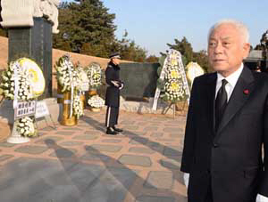 더불어민주당을 전날 탈당한 무소속 김한길 의원이 4일 서울 동작구 국립서울현충원의 김대중 전 대통령 묘에 참배한 뒤 묘역을 나서고 있다.