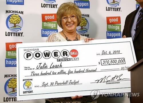 지난해 9월 파워볼 복권 3억달러 당첨자(AP=연합뉴스 DB)