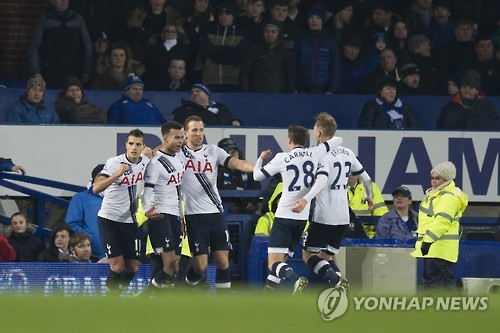 동점골을 넣고 기뻐하는 토트넘 선수들. AP=연합뉴스