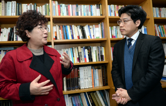 박영숙(왼쪽) 유엔미래포럼 대표와 김용섭 날카로운상상력연구소 소장은 급변하는 시대에 살아남는 방법으로 멀티플레이어와 자급자족을 강조했다.