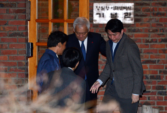 김한길(가운데) 무소속 의원이 4일 서울 서대문구 정일형·이태영박사기념관에서 열린 정대철 더불어민주당 상임고문 생일 축하 겸 동교동계·구민주계 인사 모임에 참석한 뒤 기념관을 나서고 있다. 뉴시스