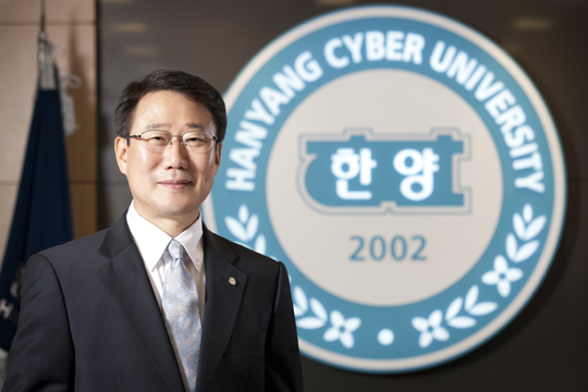 류태수 한양사이버대 부총장이 6일 서울 성동구 한양사이버대 캠퍼스에 있는 부총장실 벽에 그려진 이 대학 로고 앞에 서 있다.