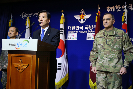 한민구(가운데) 국방장관이 7일 오전 국방부 브리핑룸에서 커티스 스캐퍼로티(오른쪽) 한미연합사령관이 배석한 가운데 북한의 4차 핵실험에 대한 ‘한·미 국방부 장관 공동 언론발표문’을 발표하고 있다.  연합뉴스