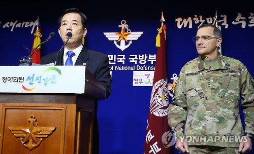 한민구 국방장관이 7일 오전 서울 용산 국방부 브리핑룸에서 북한의 4차 핵실험에 대한 한미 양국의 공조 방안을 발표하고 있다. 이 기자회견에는 커티스 스캐퍼로티 한미연합사령관(오른쪽)이 배석했다. (서울=연합뉴스)
