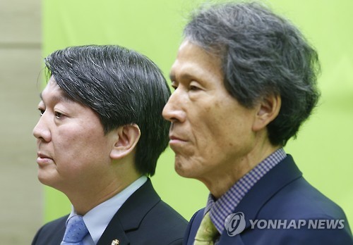 (서울=연합뉴스) 무소속 안철수 의원과 한상진 창단준비위원장이 8일 오후 서울 마포 신당 당사에서 열린 기자회견에서 이날 신당에 첫 입당한 3명의 인사에 대한 입당 취소를 발표한 뒤 굳은 표정을 짓고 있다. 안철수 의원을 비롯한 신당 관계자들은 3명의 인사가 ‘비리논란’에 휩싸이자 영입을 전격 취소했다.