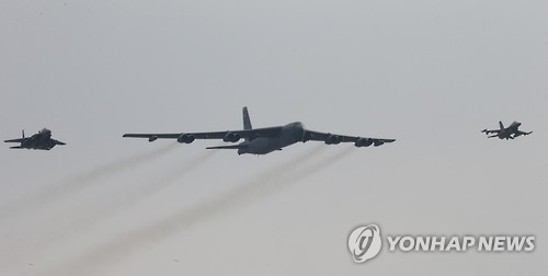 (평택=연합뉴스) 북한의 4차 핵실험에 대한 대응 조치로 정부가 대북 확성기 방송을 재개한지 사흘째인 10일 오후 경기도 평택시 주한미군 오산공군기지 상공에 B-52 장거리 폭격기가 우리 공군 F-15K와 미군 F-16 전투기의 호위를 받으며 비행하고 있다.