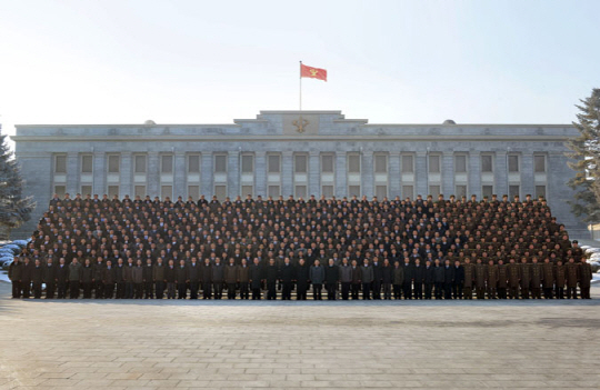 북한의 김정은 노동당 제1비서가 지난 6일 실시된 수소탄 실험에 기여한 핵과학자들과 기술자, 군인건설자, 노동자, 간부 등을 노동당 중앙위원회 청사로 불러 기념사진을 찍었다고 조선중앙통신이 11일 보도했다. 뉴시스