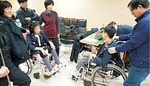 지난해 12월 정민학교 학우들이 새 교복을 입고 즐거워하고 있다.