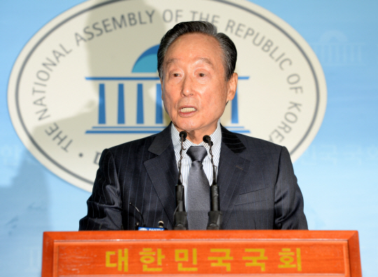동교동계 좌장인 권노갑 더불어민주당 상임고문이 12일 오전 국회 정론관에서 기자회견을 열고 탈당을 선언하고 있다.