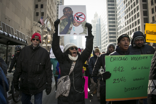 지난해 12월 31일 시카고에서 열린 총기규제 시위에서 총기사고로 사망한 한 희생자의 어머니가 아들의 사진을 든 채 시위를 벌이고 있다. AP연합뉴스