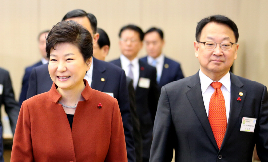 박근혜 대통령이 14일 오전 정부 세종컨벤션센터에서 유일호(오른쪽) 부총리 겸 기획재정부 장관과 함께 올해 첫 정부업무보고에 참석하고 있다.