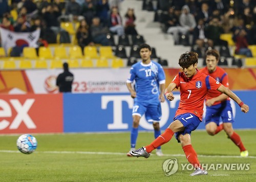 (도하=연합뉴스) 13일 오후(현지시간) 카타르 도하 카타르SC 스타디움에서 열린 2016 아시아축구연맹(AFC) U-23 챔피언십 C조 예선 한국 대 우즈베키스탄 경기. 한국 문창진이 페널티킥을 성공시키고 있다.