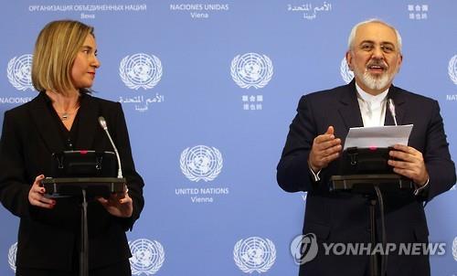 대 이란 제재 해제를 발표하는 모하마드 자바드 자리프(오른쪽) 이란 외무장관고 페데리카 모게리니(왼쪽) EU 외교안보고위대표 (AP=연합뉴스)