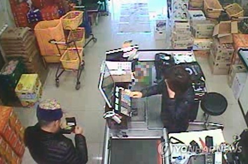 (부여=연합뉴스) 17일 충남 경찰이 공개한 부여 ‘농약 두유’ 사건 피의자의 두유 구입 모습 폐쇄회로(CC)TV 캡처 사진. 경찰은 김모(75)씨가 농약을 넣은 두유를 이웃에게 건넨 정황을 잡고 그를 살인미수 혐의로 붙잡아 자세한 경위를 조사하고 있다. < 충남지방경찰청 >