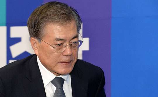 문재인 더불어민주당 대표가 18일 오전 국회에서 열린 최고위원회의 도중 박원순 서울시장 측 인사로 꼽히는 김민영 전 참여연대 사무처장과 오성규 전 서울시 시설관리공단 이사장의 영입 회견에 참석하기 위해 회의장을 빠져나가고 있다.