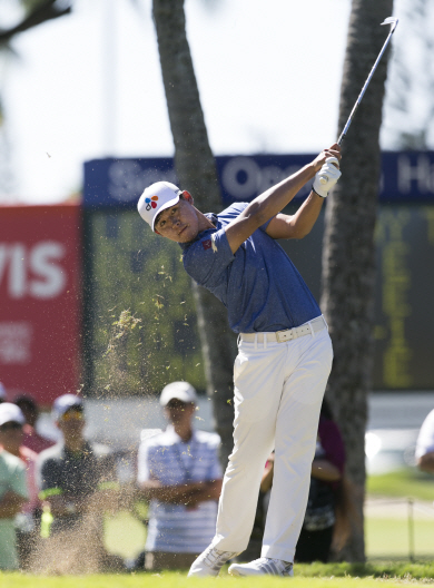 김시우가 18일(한국시간) 미국 하와이 호놀룰루 와이알레이골프장에서 열린 PGA투어 소니오픈 4라운드 4번홀에서 티샷을 하고 있다.  AP 연합뉴스