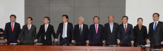 20일 오전 국회 의원회관에서 열린 국민의당 첫 의원총회에서 의원들이 손을 잡고 기념촬영을 하고 있다. 왼쪽부터 신학용·임내현·안철수·김영환·김한길·장병완·유성엽·김승남·권은희·문병호 의원.