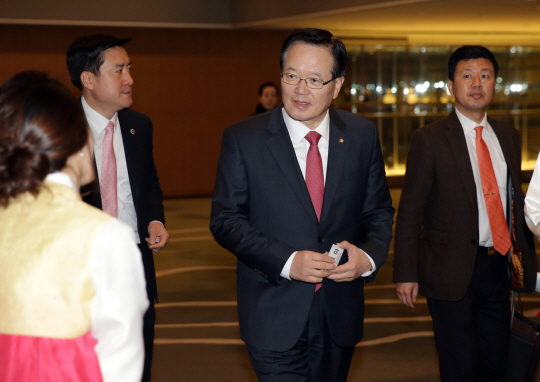 정의화(가운데) 국회의장이 22일 오전 서울 강남구 삼성동 코엑스 인터컨티넨탈 호텔에서 열린 ‘CEO·임원 대상 IMI(전국경제인연합회 국제경영원) 조찬경연에 참석하고 있다.  연합뉴스