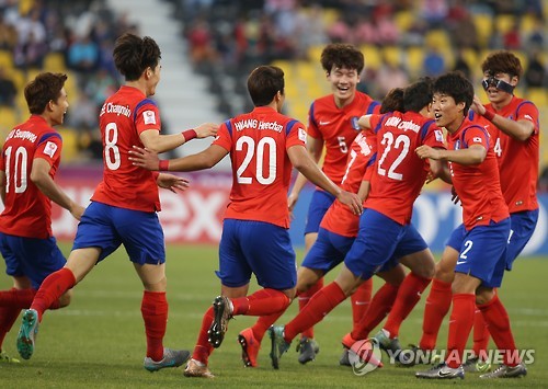 23일 오후(현지시간) 카타르 도하 카타르SC 스타디움에서 열린 2016 아시아축구연맹(AFC) U-23 챔피언십 8강 대한민국 대 요르단 경기. 한국 문창진이 선제골을 넣은 후 동료들과 함께 기뻐하고 있다.
