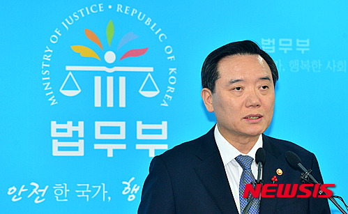 김현웅 법무부 장관이 24일 오후 경기 과천시 정부과천청사에서 민주노총 총파업 예고와 관련해 대국민 담화를 발표하고 있다.
