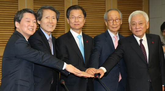 국민의당 안철수(왼쪽) 의원과 국민회의 천정배(가운데) 의원이 25일 오전 국회 의원회관에서 기자회견을 열고 통합을 전격 선언한 뒤 손을 잡고 포즈를 취하고 있다. 왼쪽부터 안 의원, 한상진 국민의당 공동 창준위원장, 천 의원, 윤여준 국민의당 공동 창준위원장, 김한길 의원.