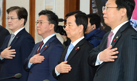 26일 오전 정부서울청사에서 열린 국무회의에서 최양희(왼쪽부터) 미래창조과학부, 홍용표 통일부, 한민구 국방부, 주형환 산업통상자원부 장관이 국민의례를 하고 있다.